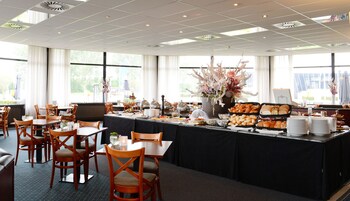 Daily buffet breakfast (EUR 16.25 per person)