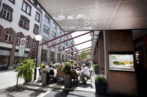 2 Restaurants, Mittagessen, Abendessen, internationale Küche