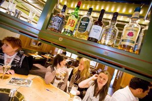 2 restaurants, lunch, dinner served; international cuisine 