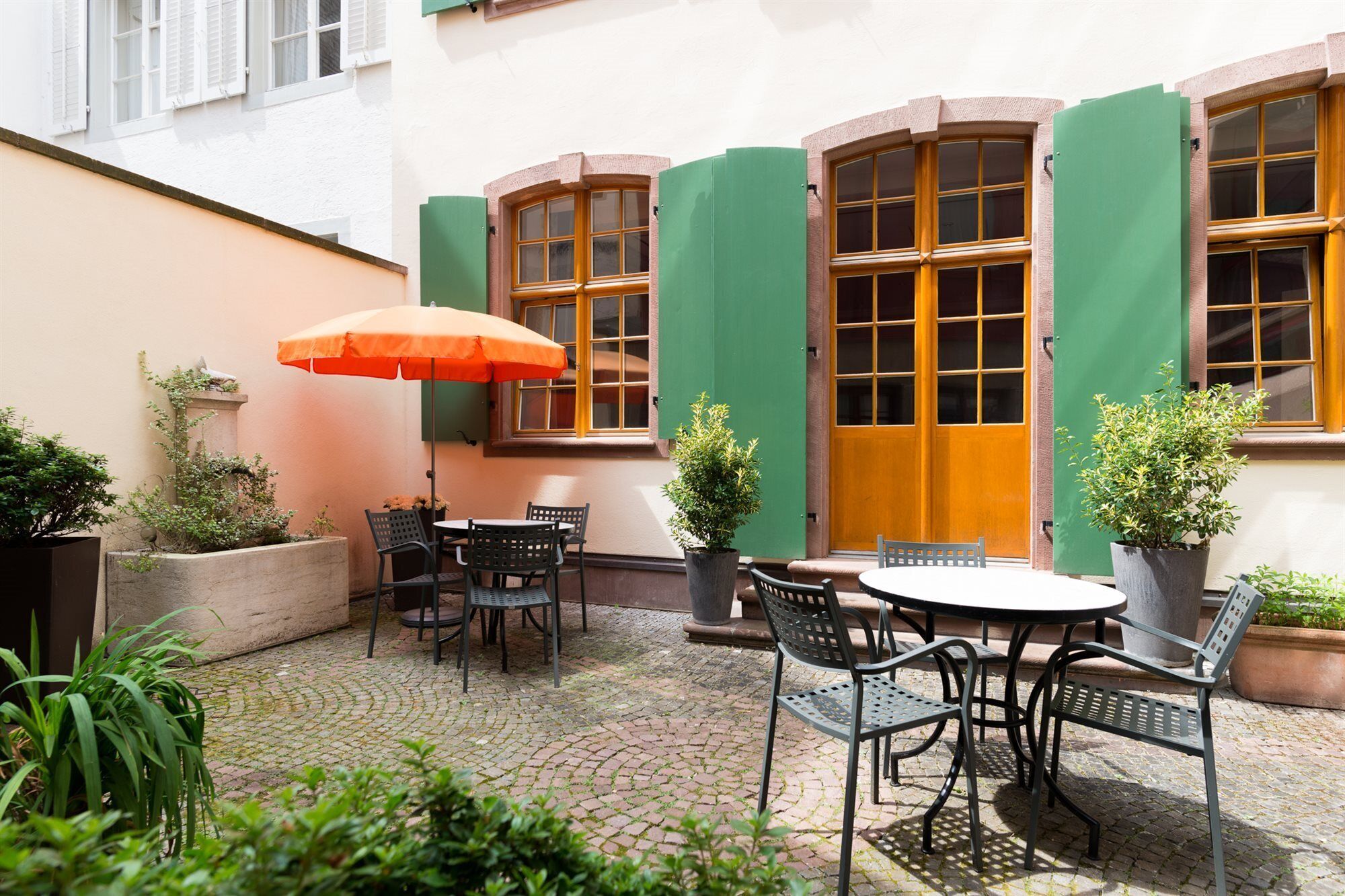 2 restauranter, lunsj og middag serveres, internasjonale retter