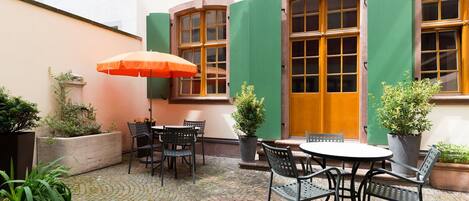 2 restaurants, lunch, dinner served; international cuisine