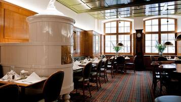 2 restaurants, lunch, dinner served; international cuisine