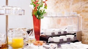 Daily buffet breakfast for a fee - Hotel Basel - Da Wohnen, wo Basel Lebt! (Basel)