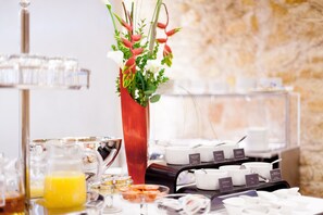 Daily buffet breakfast for a fee - Hotel Basel - Da Wohnen, wo Basel Lebt! (Basel)