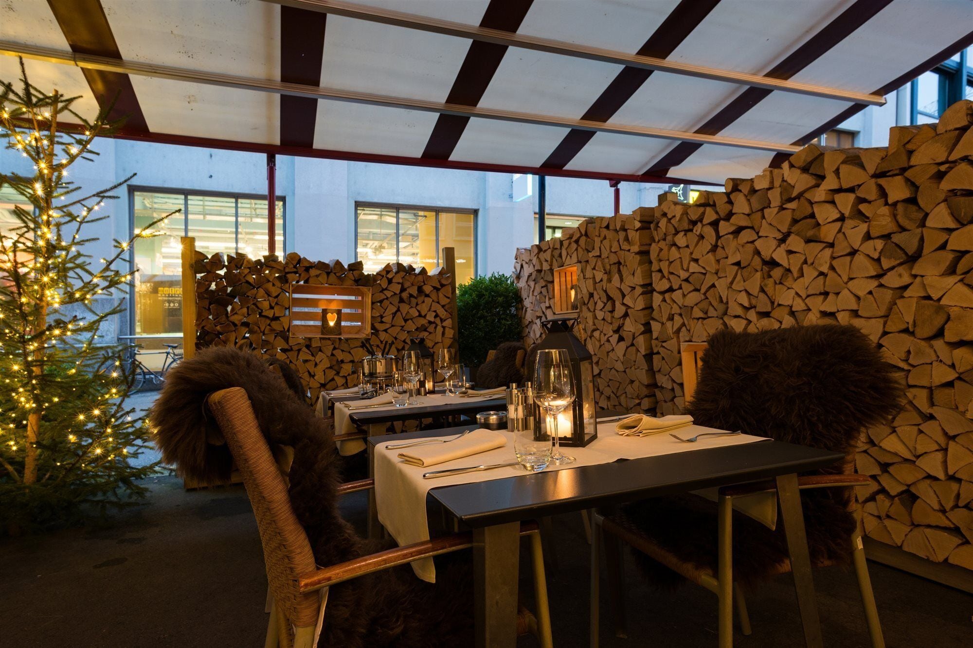 2 restaurants, lunch, dinner served; international cuisine 