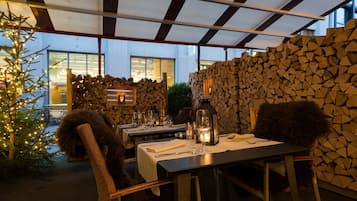 2 restaurants, lunch, dinner served; international cuisine