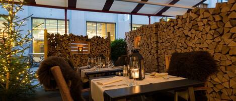 2 restaurants, lunch, dinner served; international cuisine