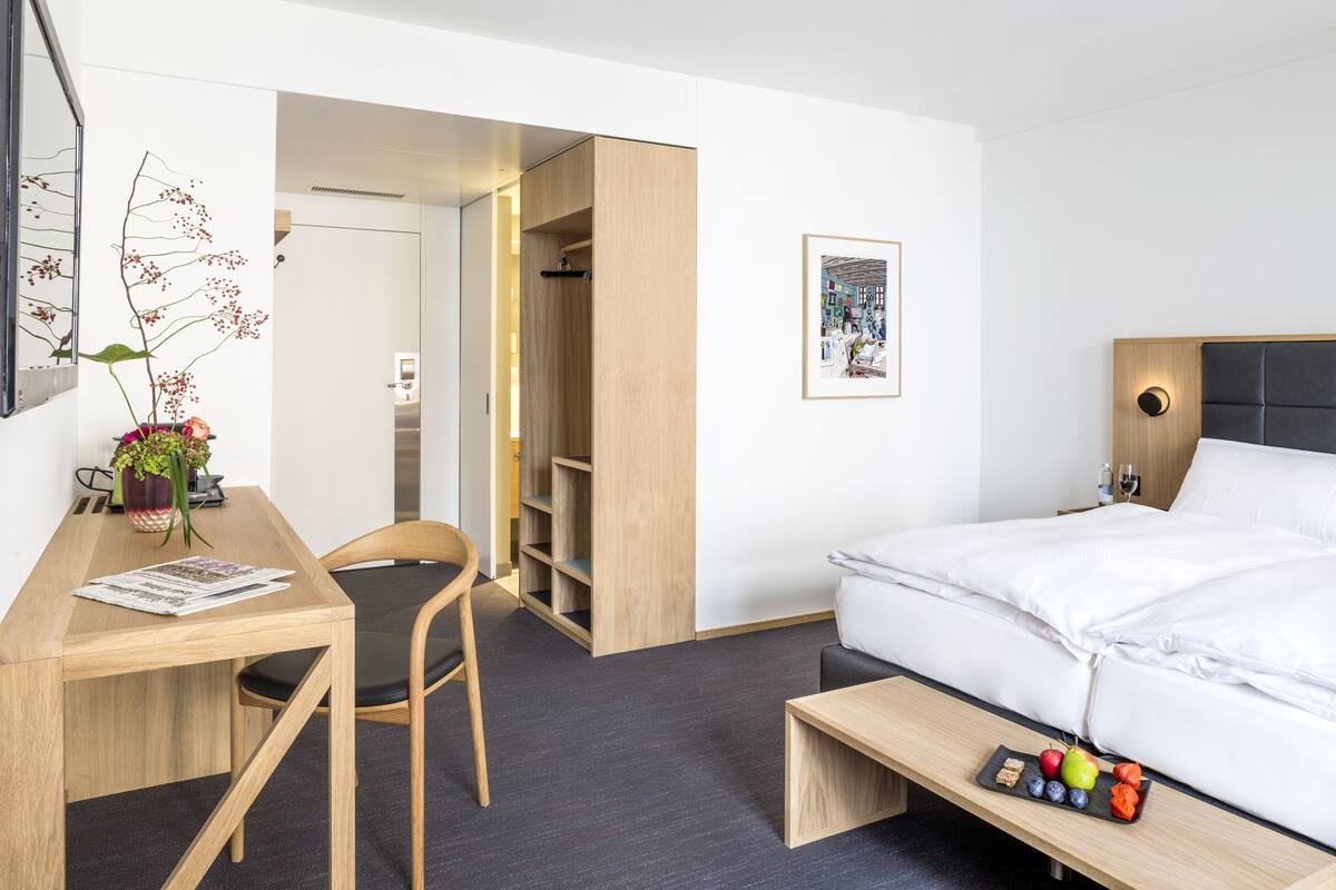 Premium bedding, down comforters, minibar (free items), in-room safe