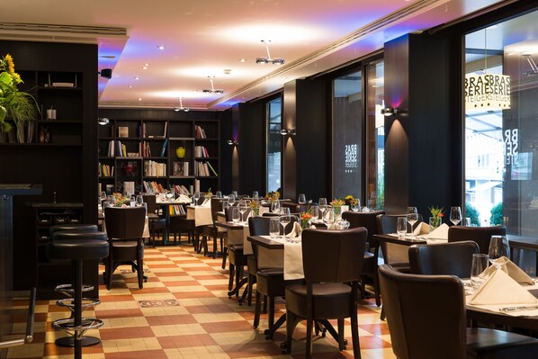 2 ห้องอาหาร, บริการอาหารกลางวัน อาหารเย็น, อาหารนานาชาติ