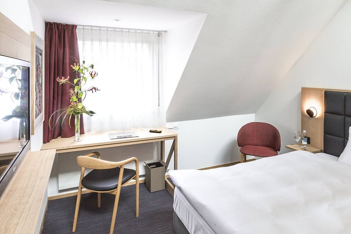 Premium bedding, down comforters, minibar (free items), in-room safe