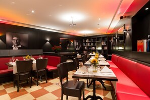 2 restaurants, lunch, dinner served; international cuisine 