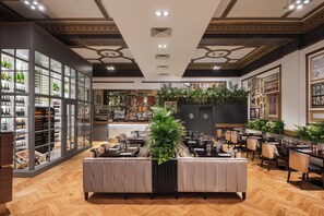 Lunch and dinner served - Hotel Indigo Edinburgh - Princes Street by IHG (Edinburgh)