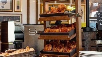 Daily full breakfast (GBP 20.00 per person)