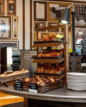 Daily full breakfast (GBP 20.00 per person)