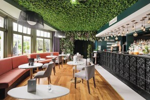 Serves lunch and brunch - Hotel Indigo Edinburgh - Princes Street by IHG (Edinburgh)