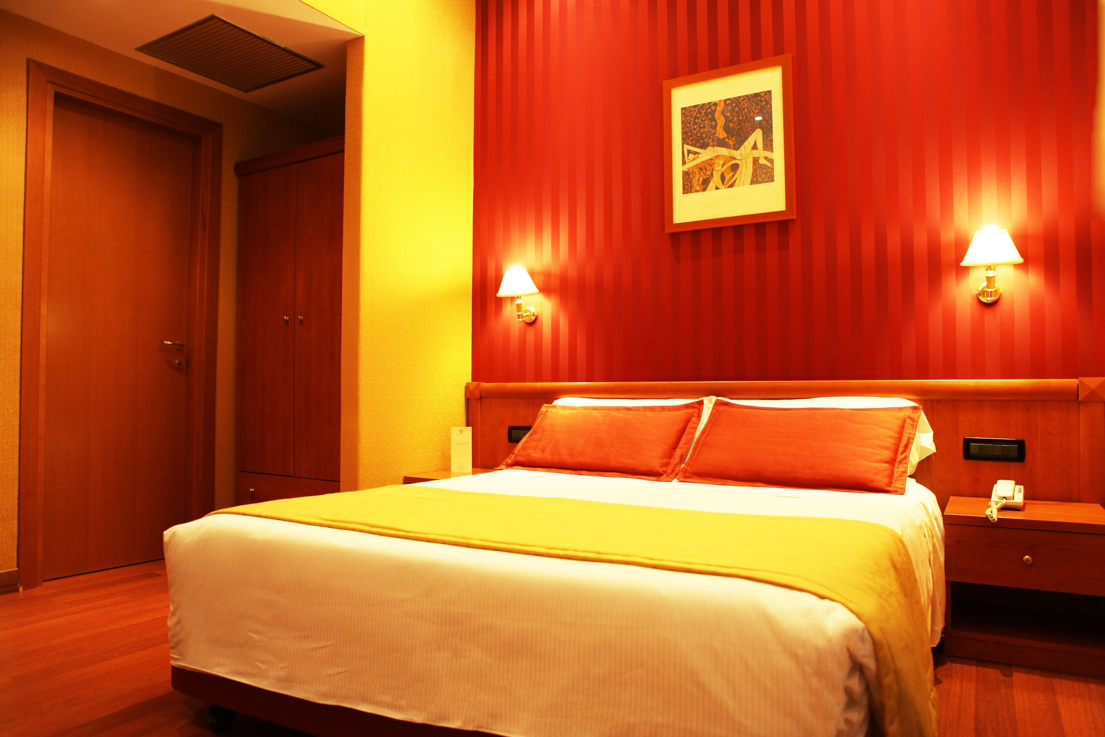 迷你吧、客房内保险箱、办公桌、免费 WiFi