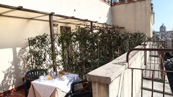 Camera Standard con letto matrimoniale o 2 letti singoli, balcone | Ristorazione all'aperto