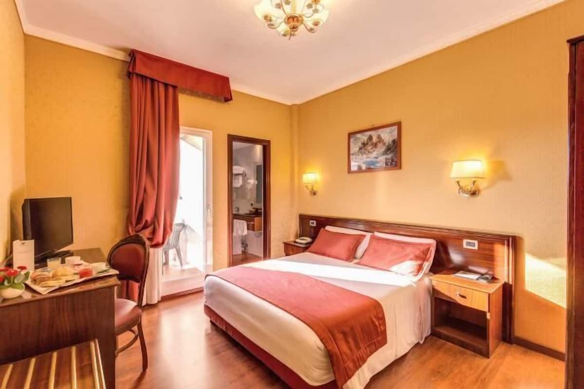 Minibar, in-room safe, desk, free WiFi