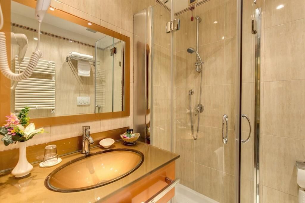 浴室 | 淋浴/盆浴组合、免费洗浴用品、吹风机、坐浴桶