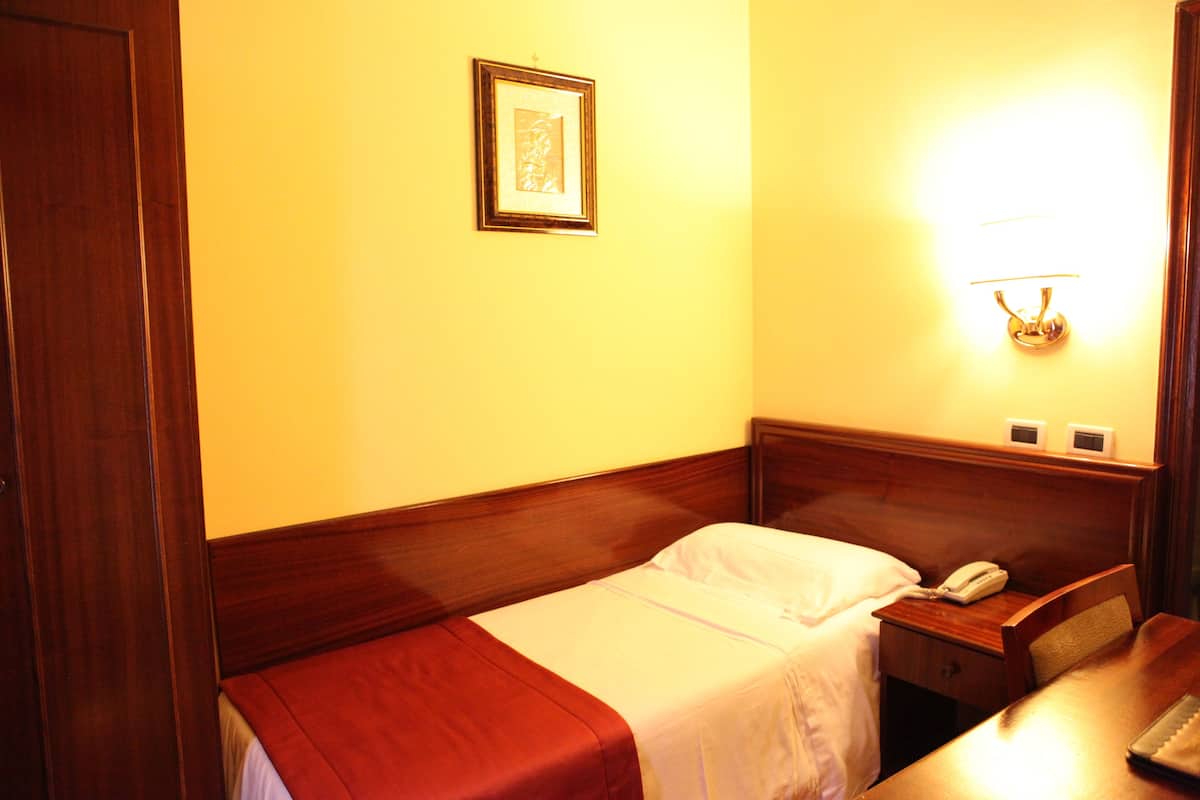 Single Room | Minibar, in-room safe, desk, free WiFi