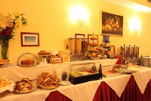 Tägliches kontinentales Frühstück (10 EUR pro Person)