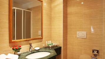 Combined shower/tub, free toiletries, hair dryer, bidet