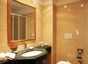 Kombinasi shower/bathtub dan perlengkapan mandi gratis