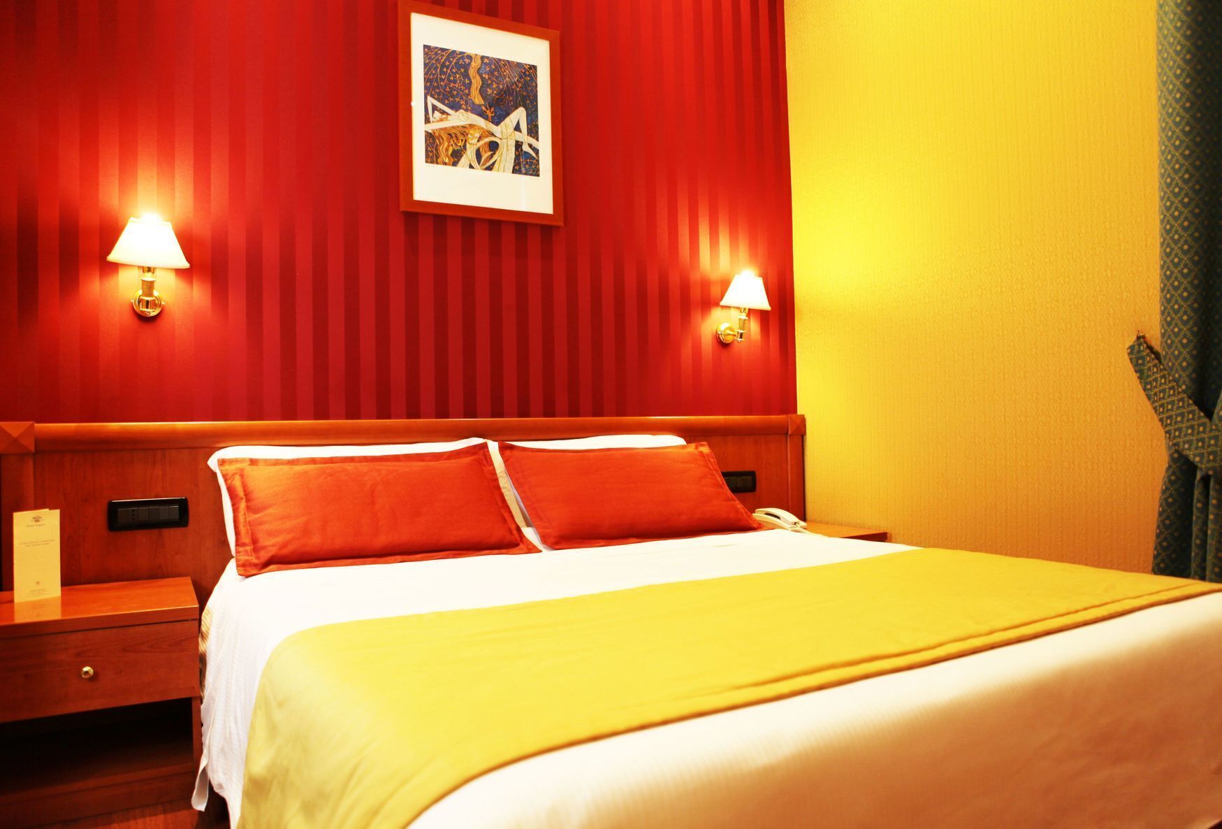 迷你吧、客房内保险箱、办公桌、免费 WiFi