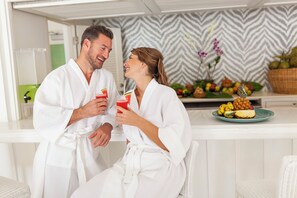6 restaurants; breakfast, lunch, and dinner served