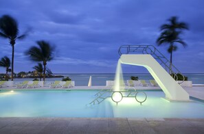 4 outdoor pools, pool loungers