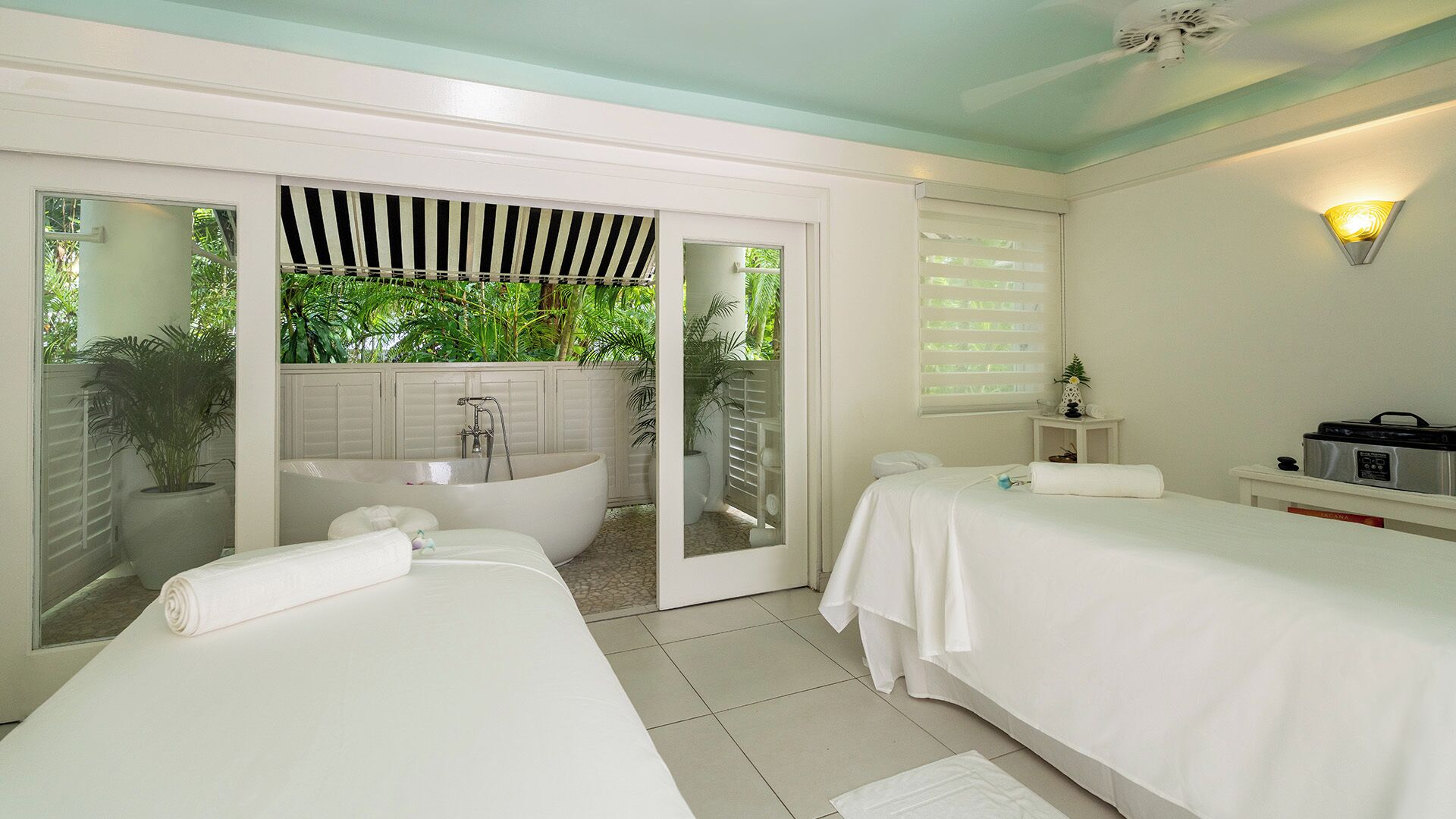 Salas de tratamiento para parejas, sauna y tina de hidromasaje 