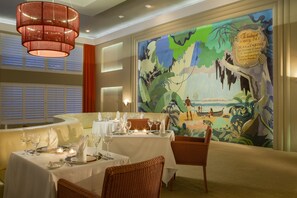 6 restaurantes, se sirve desayuno 