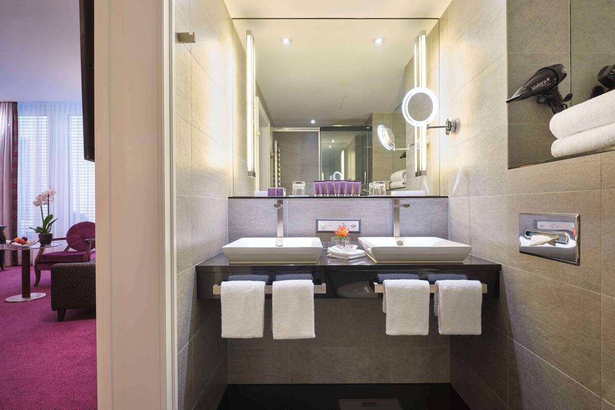 deluxe double room | bathroom | free toiletries, hair dryer, bathrobes, slippers