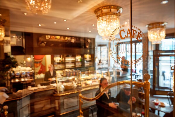 Breakfast, lunch, dinner served; French cuisine 