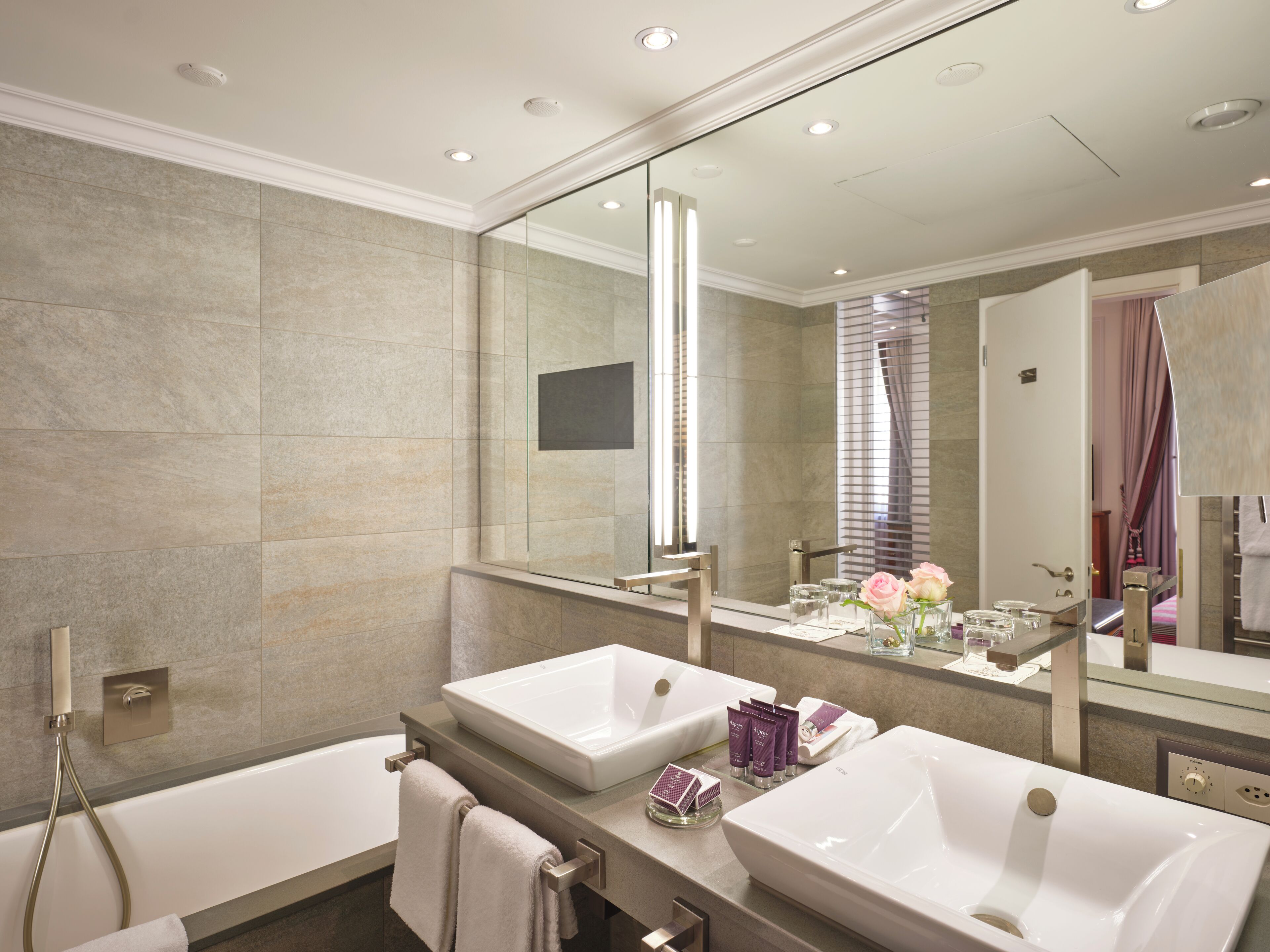Suite Junior, 1 très grand lit et 1 canapé-lit | Salle de bain