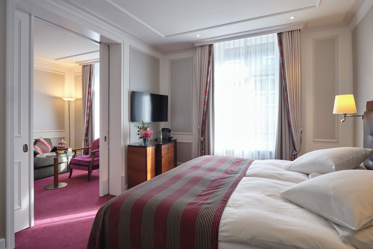 Junior Suite, 1 King Bed with Sofa bed