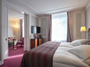 Suite junior, 1 cama King size y sofá cama | Ropa de cama de alta calidad y artículos del minibar gratis 