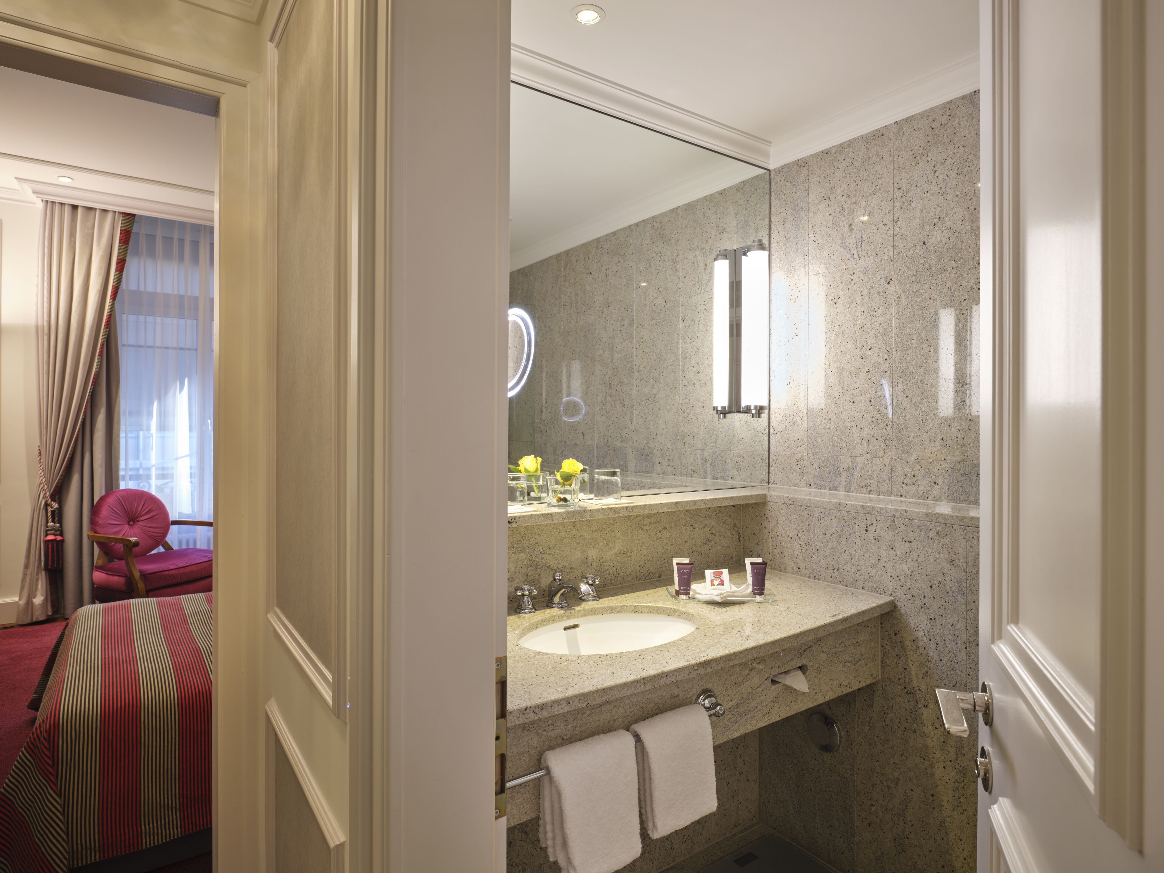Standard Single Room, 1 Large Twin Bed | Bathroom | Free toiletries, hair dryer, bathrobes, slippers