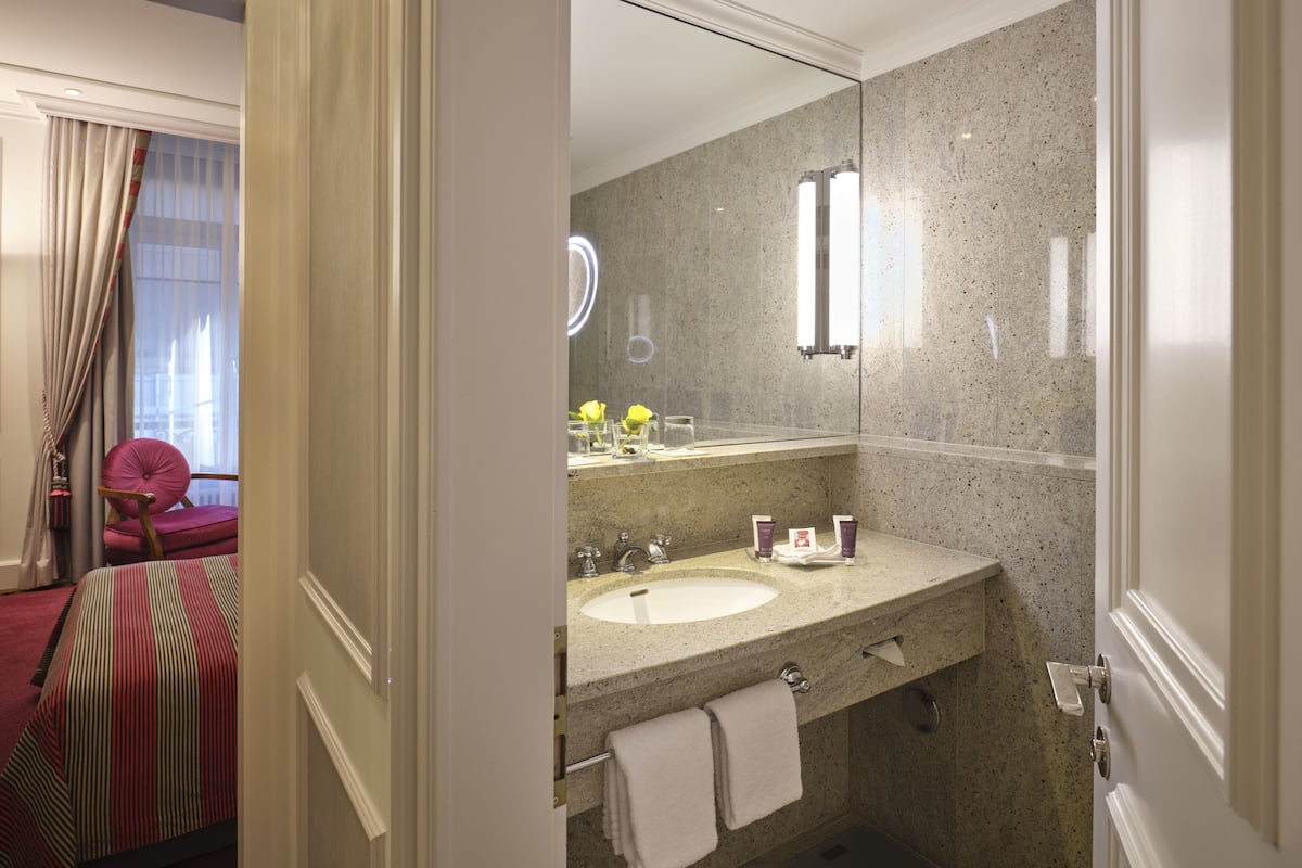 Standard Single Room, 1 Large Twin Bed | Bathroom | Free toiletries, hair dryer, bathrobes, slippers
