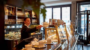 Déjeuner, dîner, souper et brunch servis sur place
