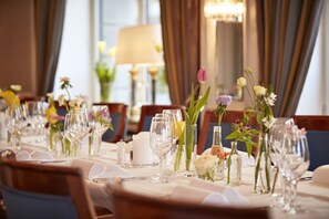 Breakfast, lunch, dinner served; French cuisine  - Hotel Schweizerhof Zürich (Zürich)