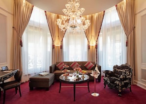 Signature-Suite | Hochwertige Bettwaren, Minibar (mit einigen kostenlosen Artikeln)