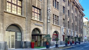 A historic building with the sign "HOTELBERN" indicating a hotel.