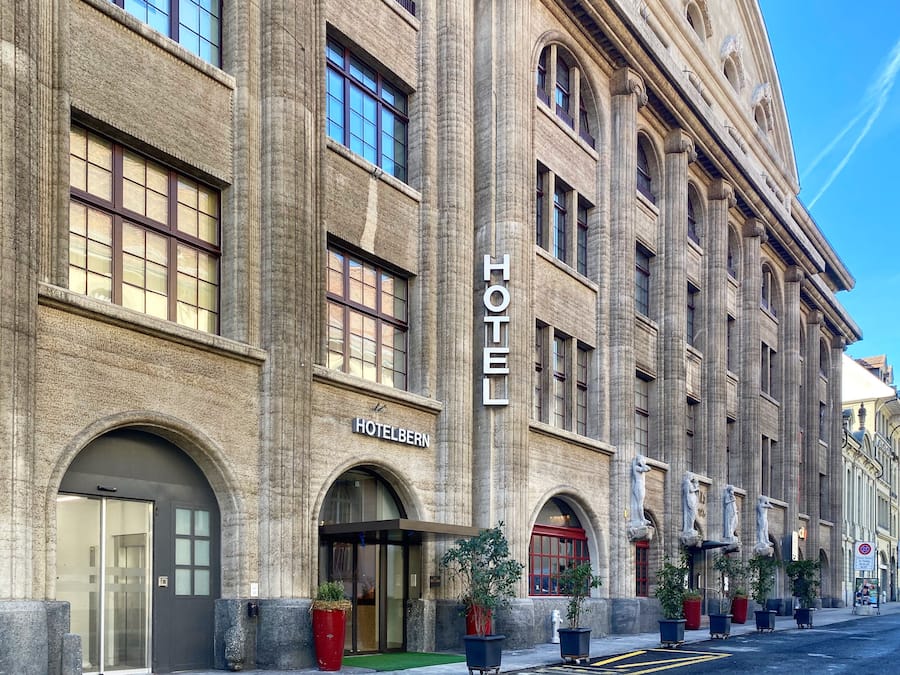Un edificio histórico con el letrero
