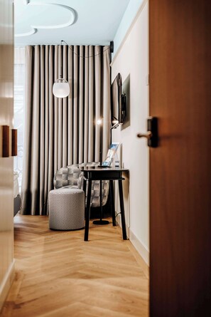 Business Room, 1 Queen Bed, Refrigerator (Converts to 2 Twin Beds)