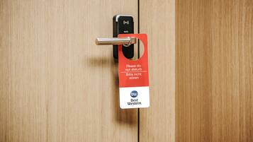 A door with a keyhole and a red card with text and a logo.