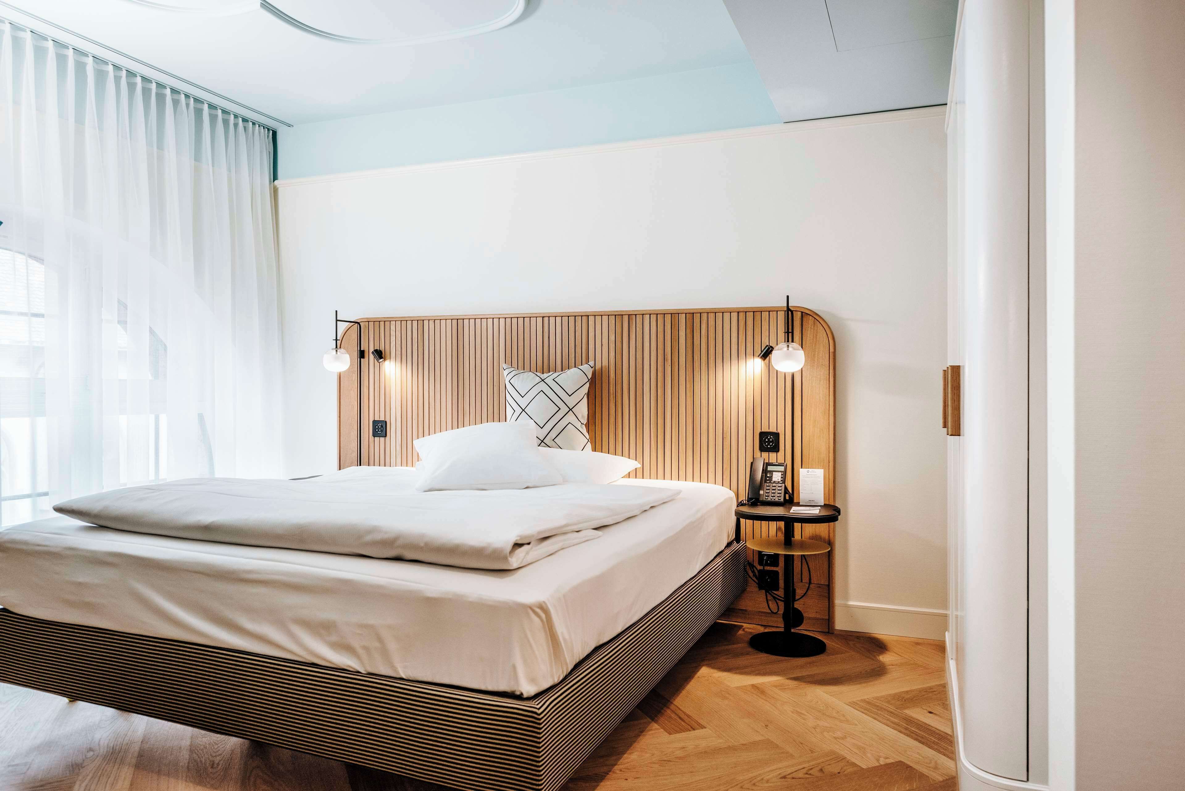 Phòng Tiêu chuẩn, 1 giường cỡ queen, tủ lạnh (Converts to 2 Twin Beds) | Két bảo mật tại phòng, màn/rèm cản sáng 