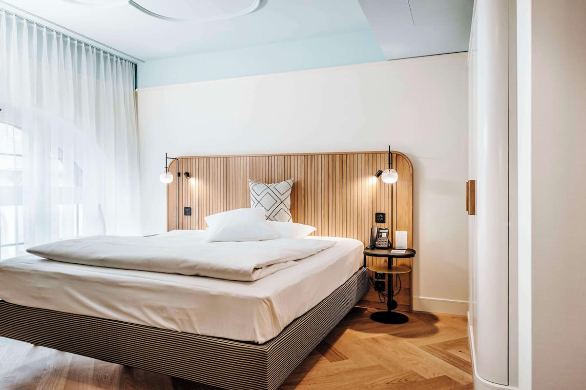 Standard Room, 1 Queen Bed, Refrigerator (Converts to 2 Twin Beds) | In-room safe, blackout drapes, free cribs/infant beds, free WiFi