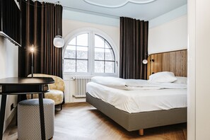Zimmersafe, Verdunkelungsvorhänge, kostenlose Babybetten