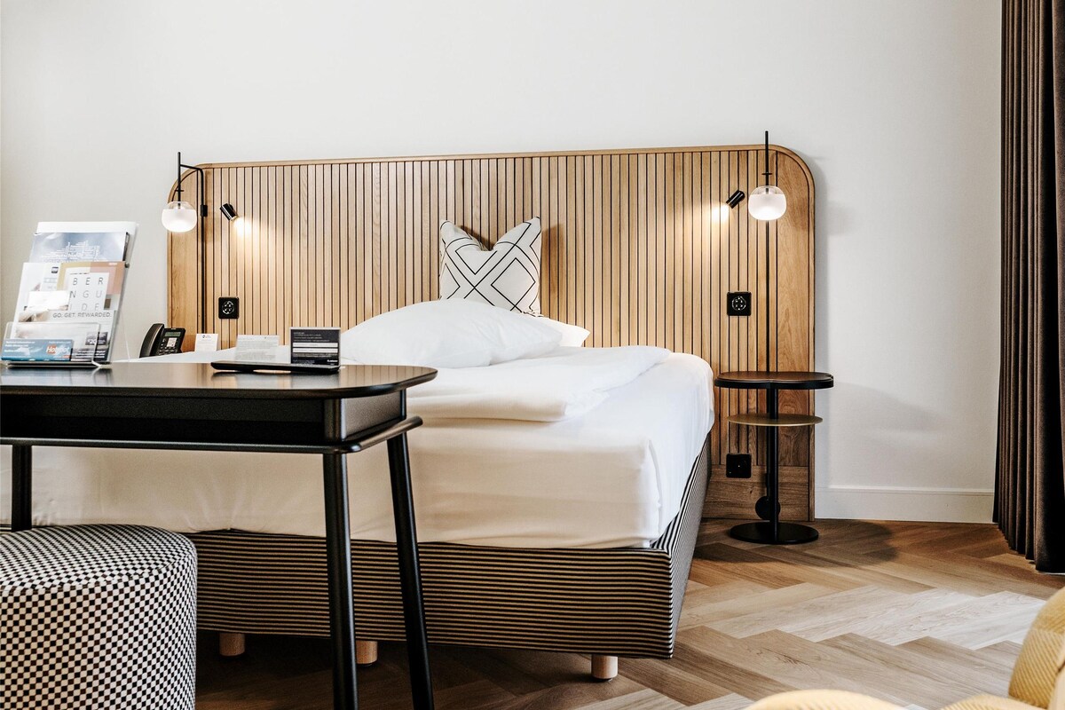 Business Room, 1 Queen Bed, Refrigerator (Converts to 2 Twin Beds) | In-room safe, blackout drapes, cribs (free), WiFi (free)